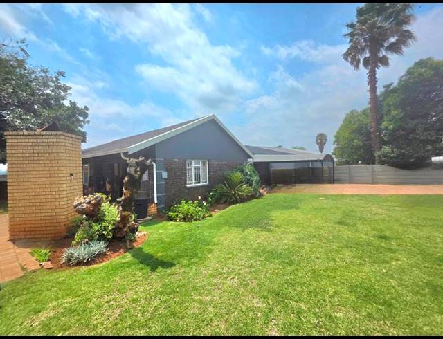 3 BEDROOM HOUSE FOR SALE IN VAN DYK PARK